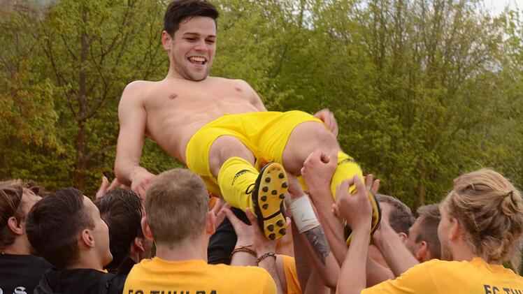 Hoch in die Bezirksliga ging es mit Victor Kleinhenz als gefeierten Spielertrainer des FC Thulba in der Meister-Saison 2016/2017. Jetzt überspringt der 29-Jährige gleich mehrere Ligen - als neuer Cheftrainer des Regionalligisten TSV Aubstadt. Foto: Jürgen Schmitt