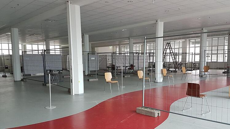 Im vierten Stockwerk der früheren Kulmbacher Spinnerei hat der Aufbau für das Impfzentrum begonnen.Alexander Hartmann