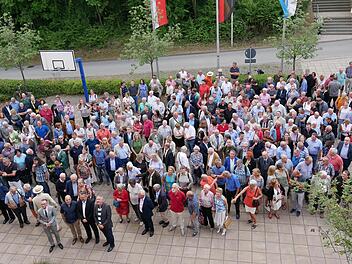 Aufstellen zum großen Gruppenbild der Festteilnehmer. Links vorne der Festreferent Dr. Frank Matthias Kammel. Foto: Heike Beudert