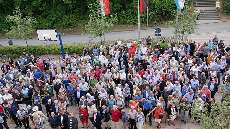 Aufstellen zum großen Gruppenbild der Festteilnehmer. Links vorne der Festreferent Dr. Frank Matthias Kammel. Foto: Heike Beudert