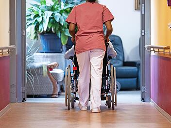 Wie kann Pflege zukunftsfest gestaltet werden? Diese Frage stand im Fokus einer Online Fachveranstaltung.