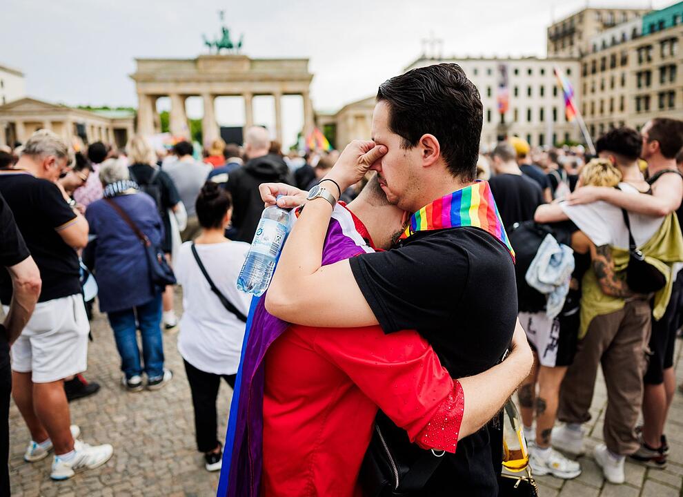 Auto f&auml;hrt in Menschenmenge - CSD abgebrochen