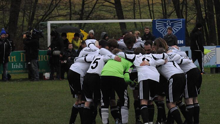 Bilder vom Aufenthalt von Hans Sarpei bei der DJK Kothen.
