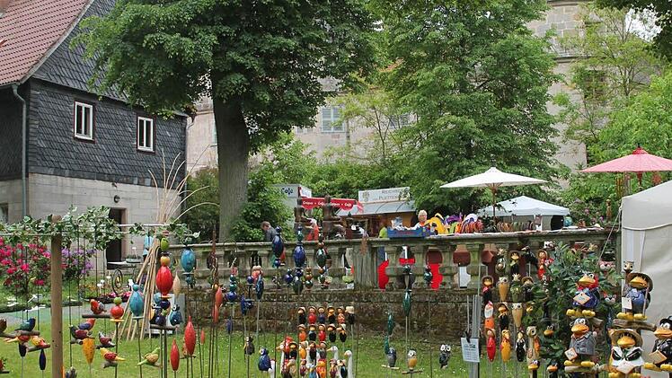 Am vergangenen Wochenende verwandelte sich der Park des Wasserschlosses Mitwitz beim 5. Fränkischen Gartenfest in ein Blütenmeer und Gartenparadies. Foto : Herbert Fischer