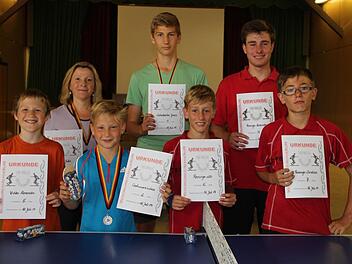 Die Teilnehmer der Tischtennismeisterschaft des TSV Reiterswiesen. In der Bildmitte Sieger Jonas Eschenbacher, der kein einziges Spiel verloren hat. Foto: Werner Vogel