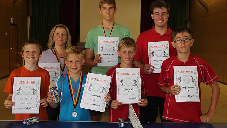 Die Teilnehmer der Tischtennismeisterschaft des TSV Reiterswiesen. In der Bildmitte Sieger Jonas Eschenbacher, der kein einziges Spiel verloren hat. Foto: Werner Vogel