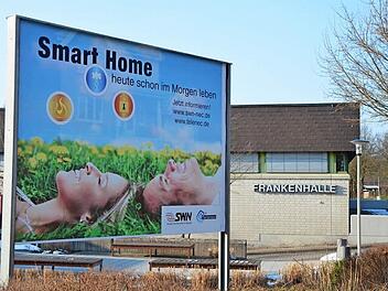 Die Frankenhalle in Neustadt soll schon am Donnerstag 170 Menschen aufnehmen, die in Deutschland Zuflucht suchen. Foto: Rainer Lutz