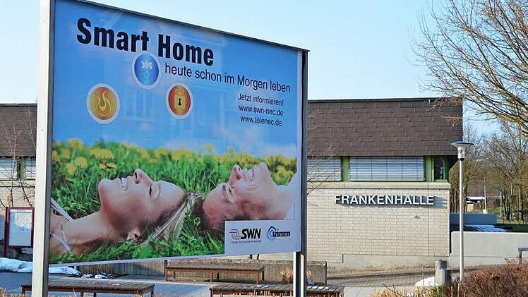 Die Frankenhalle in Neustadt soll schon am Donnerstag 170 Menschen aufnehmen, die in Deutschland Zuflucht suchen. Foto: Rainer Lutz