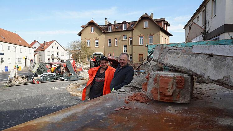 Reinhold Schmitt und Josef Kreß (von links) beseitigen die Trümmer.Foto: Arkadius Guzy