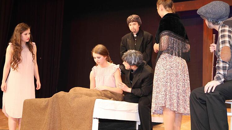 Die Geistlichkeit und die Dorfbewohner werden von den Mädchen in dem Glauben gelassen, dass dunkle Mächte im Spiel sind. Foto: Gerda Völk