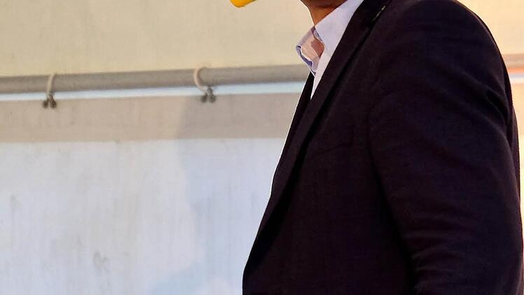 Martin Guth überzeugte beim Kabarettabend auf der Trimburg mit witzigen Songs, die Christian Kraus auf dem elektrischen Klavier begleitete. Foto: Gerd Schaar