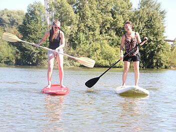 Stand-Up-Paddling im Selbstversuch. Leah Krug (links) und Lisa Kieslinger testeten die Trendsportart.Foto: Andreas Lösch