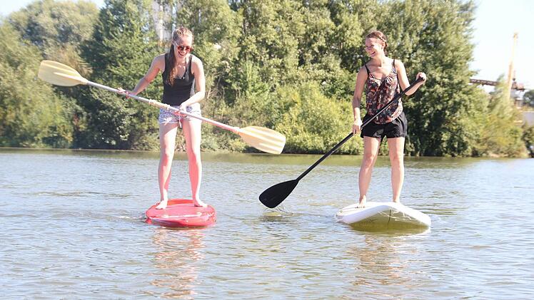 Stand-Up-Paddling im Selbstversuch. Leah Krug (links) und Lisa Kieslinger testeten die Trendsportart.Foto: Andreas Lösch