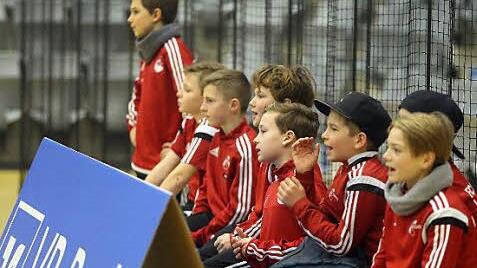 Im U&nbsp;13-Spiel Hoffenheim gegen FC Coburg feuern mehrere Coburger Spieler ihre auf dem Feld k&auml;mpfenden Mitspieler an. Am Ende mussten sich die Coburger Jungs mit 2:5 geschlagen geben.