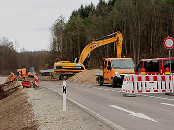 Die Bauarbeiten in Richtung Breitbrunn sollen bis Juli abgeschlossen werden. Die Autofahrer müssen deshalb Umwege nehmen.Foto: Günther Geiling