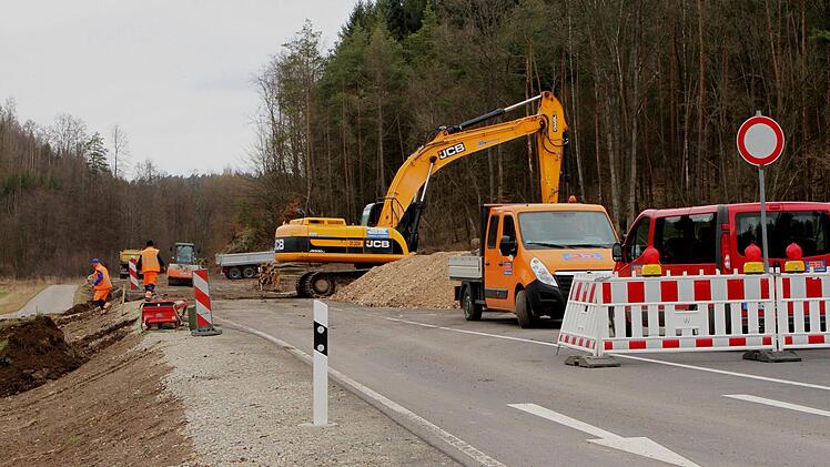 Die Bauarbeiten in Richtung Breitbrunn sollen bis Juli abgeschlossen werden. Die Autofahrer müssen deshalb Umwege nehmen.Foto: Günther Geiling