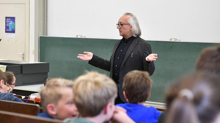 Zusammen mit etwa 80 Mädchen und Jungen diskutierte der Bamberger Soziologieprofessor Elmar Rieger über unser Leben in der Europäischen Union. Foto: Ronald Rinklef