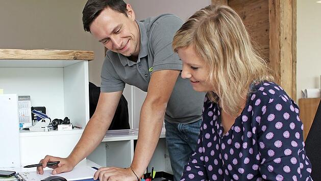 Andreas Engelhardt und seine Mitarbeiterin Carina Maier besprechen das weitere Vorgehen in dem Projekt. Foto: Lisa Kieslinger