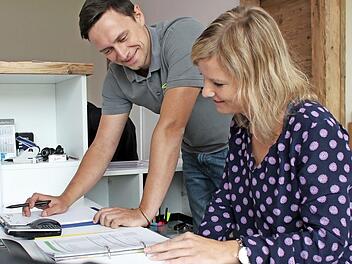 Andreas Engelhardt und seine Mitarbeiterin Carina Maier besprechen das weitere Vorgehen in dem Projekt. Foto: Lisa Kieslinger