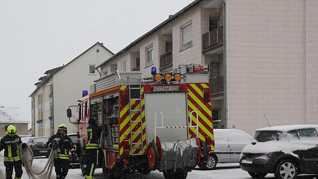 Bei Schneetreiben r&uuml;ckten die Feuerwehrleute zu dem Brand in der Saalfelder Stra&szlig;e an.  Foto: Michael Stelzner