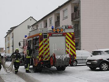 Bei Schneetreiben rückten die Feuerwehrleute zu dem Brand in der Saalfelder Straße an.  Foto: Michael Stelzner