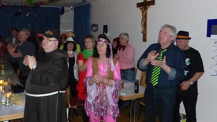 Keinen hielt es mehr auf den Stühlen. Foto: Klaus-Peter Wulf