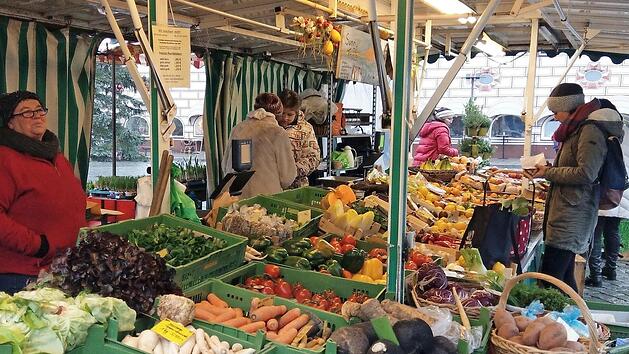 Im Gem&uuml;sestand "Sunny Fruits" der G&auml;rtnerei Barthelmes aus Dietersdorf gibt es elektronische Waagen und Registrierkassen. Fotos: Simone Bastian