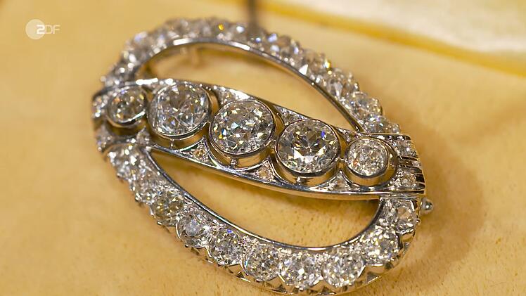 Eine Überraschung erlebte auch das Verkäuferpaar einer Brosche mit Altschliff-Brillanten von Hofjuwelier Heinrich Bleier aus der Zeit zwischen 1910 und 1925. Denn die war mit 7.000 bis 8.000 Euro doppelt so viel wert wie erwartet.
Für 6.300 Euro bekam Julian Schmitz-Avila den Zuschlag.