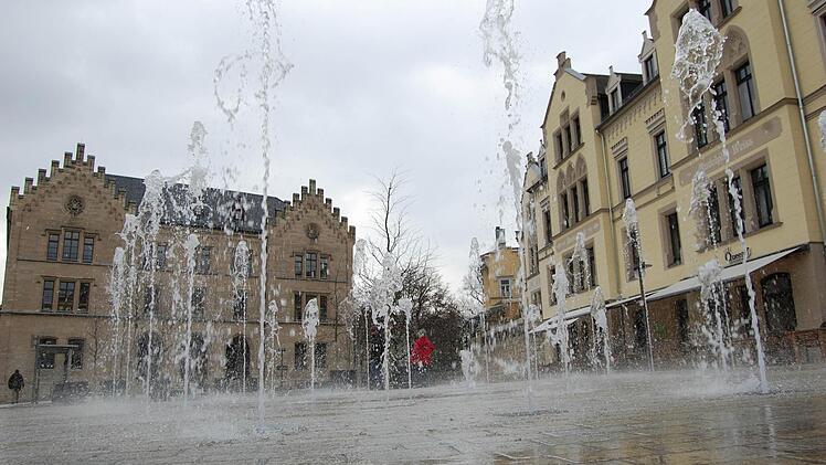 Auf dem Albertsplatz können Zuschauer auch gerne selbst ein bisschen einlochen.
