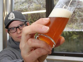 Das Festbier muss einfach schmecken: Vincenz Schiller weiß, dass in der neuen Lehr- und Versuchsbrauerei der Kulmbacher Berufsschule ein edler Gerstensaft gebraut werden kann. Fotos: Stephan Tiroch