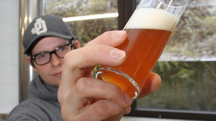 Das Festbier muss einfach schmecken: Vincenz Schiller weiß, dass in der neuen Lehr- und Versuchsbrauerei der Kulmbacher Berufsschule ein edler Gerstensaft gebraut werden kann. Fotos: Stephan Tiroch