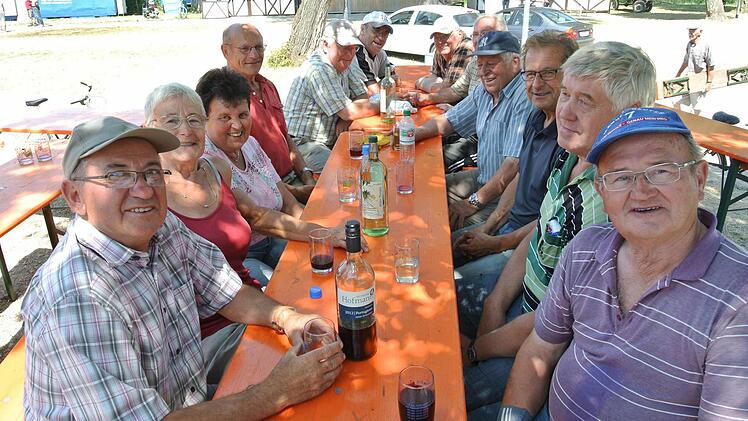 Ja, sie waren am Dienstagmittag längt fertig mit ihrem Part und genossen im Schatten ihr Schöppchen Wein: Die Helfer der KAB hatten jeden Morgen mit 40 bis 50 Mann den Festplatz aufgeräumt.  Fotos: kra