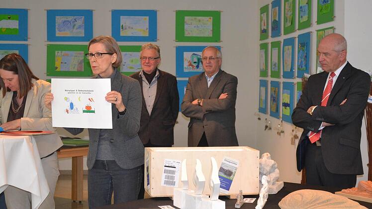 Kreisbaumeisterin Gabriele Pfeff-Schmidt zeigt den Kindern ihren "Mainpöppel und Bettkantenkobold".  Foto: Katharina Habersack