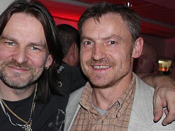 Eine Stimme bei der Briefwahl gab nach dem neuen Auszählverfahren nach Hare Niemeyer den Ausschlag für Uwe Derra (Freie Wähler) für seinen Gemeinderatssitz. Unser Bild zeigt ihn mit einer bekannten Stimme: Ex-Genesis-Sänger Ray Wilson (links) bei dessen Gastspiel in Haßfurt im Herbst. Archivfoto: Ralf Kestel