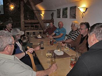 In der Weinscheune Schäfer gibt es zu den regionalen Produkten auch noch die richtige Atmosphäre. Auch die Stammtisch-Runde genießt das fränkische Bier oder den selbst angebauten Wein. Fehlt eigentlich nur noch die richtige Brotzeit mit regionalen Spezialitäten, oder?  Foto: Sarah Dann