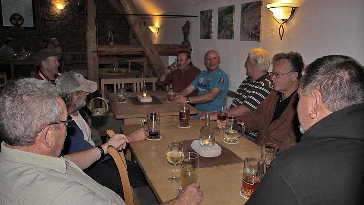 In der Weinscheune Schäfer gibt es zu den regionalen Produkten auch noch die richtige Atmosphäre. Auch die Stammtisch-Runde genießt das fränkische Bier oder den selbst angebauten Wein. Fehlt eigentlich nur noch die richtige Brotzeit mit regionalen Spezialitäten, oder?  Foto: Sarah Dann