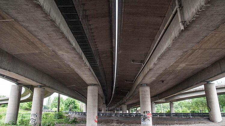 Die drei Hafenbrücken in Nürnberg sind so marode, dass sie so schnell wie möglich abgerissen und an gleicher Stelle für rund 150 Millionen Euro neu gebaut werden müssen. Die Bauarbeiten sollen 2019 beginnen. Am Mittwoch entscheidet der Rat der Stadt Nürnberg über das teure Brücken-Projekt. Foto: Christine Dierenbach/Stadt Nürnberg