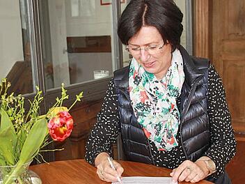 Am Tag vor ihrem Abschied feilte Roswitha Fischer zuhause in Döringstadt noch an den letzten Passagen ihrer Rede zur Verabschiedung an der Pater-Lunkenbein-Schule, an der sie zuletzt 16 Jahre lang unterrichtete und lange Jahre Konrektorin war.  Foto: Andreas Schmitt