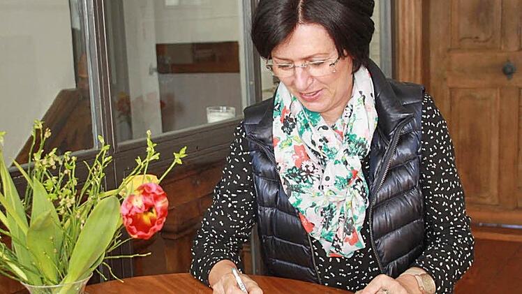 Am Tag vor ihrem Abschied feilte Roswitha Fischer zuhause in Döringstadt noch an den letzten Passagen ihrer Rede zur Verabschiedung an der Pater-Lunkenbein-Schule, an der sie zuletzt 16 Jahre lang unterrichtete und lange Jahre Konrektorin war.  Foto: Andreas Schmitt
