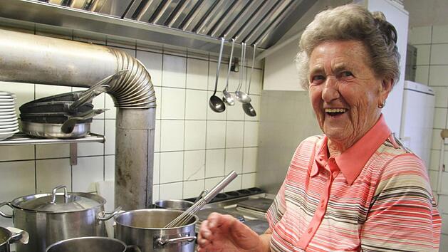 Die K&uuml;che des Gasthauses Schramm in Forstlahm war f&uuml;r Frieda Schott jahrzehntelang ein Zuhause: Noch mit achtzig Jahren hat sie immer beim Kl&ouml;&szlig;e machen geholfen, mit neunzig allerdings g&ouml;nnt sich die Jubilarin ein bisschen mehr Ruhe. Foto: Sonny Adam