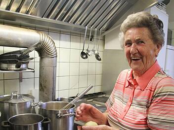 Die Küche des Gasthauses Schramm in Forstlahm war für Frieda Schott jahrzehntelang ein Zuhause: Noch mit achtzig Jahren hat sie immer beim Klöße machen geholfen, mit neunzig allerdings gönnt sich die Jubilarin ein bisschen mehr Ruhe. Foto: Sonny Adam