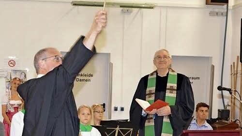 Pater Markus Reis (links) und Pfarrer Joachim Pennig bei der Segnung.  Foto: Björn Hein