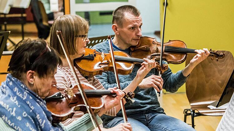 Proben-Impressionen: So bereitet sich der Musizierkreis Neustadt mit seinem Leiter Norbert Luche auf sein Neujahrskonzert am 14. Januar vor.Foto: Jochen Berger