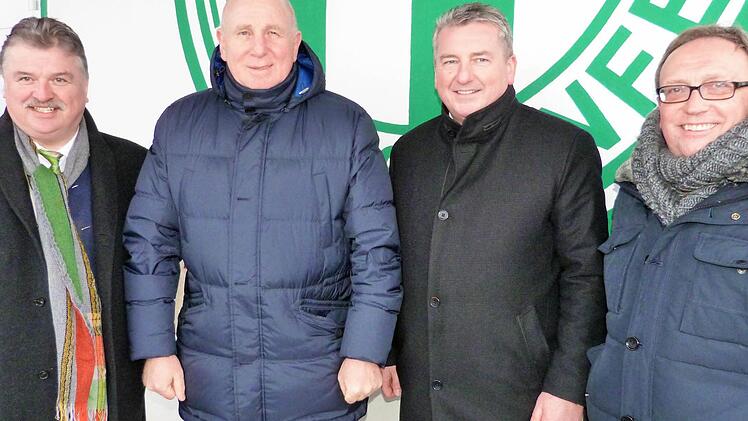 Von links: Landrat Klaus Peter Söllner, Ex-Nationalspieler Dieter Hoeneß, TSV-Vorsitzender Gerald Weinrich und der ehemalige Neudrossenfelder Bürgermeister Dieter Schaar. Foto: Werner Reißaus