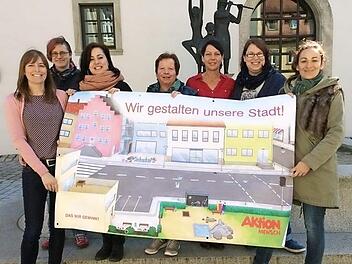 An den Aktionsstand laden ein (von links): Bettina Suhrkamp, Marion Oehrl, Tina Scheller, Ilona Franzen, Heike Moyano Schmitt, Carina Wagenhäuser und Tanja Flachsenberger von der Lebenshilfe, der Rummelsberger Diakonie und dem Verein "Lebenstraum".  Foto: Sabine Weinbeer
