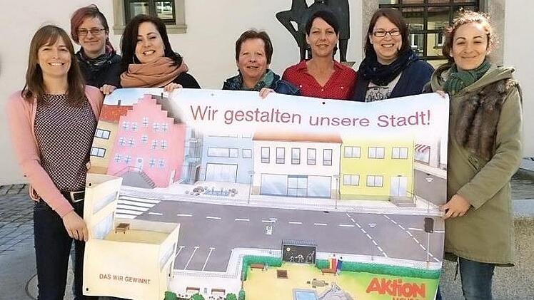 An den Aktionsstand laden ein (von links): Bettina Suhrkamp, Marion Oehrl, Tina Scheller, Ilona Franzen, Heike Moyano Schmitt, Carina Wagenhäuser und Tanja Flachsenberger von der Lebenshilfe, der Rummelsberger Diakonie und dem Verein "Lebenstraum".  Foto: Sabine Weinbeer