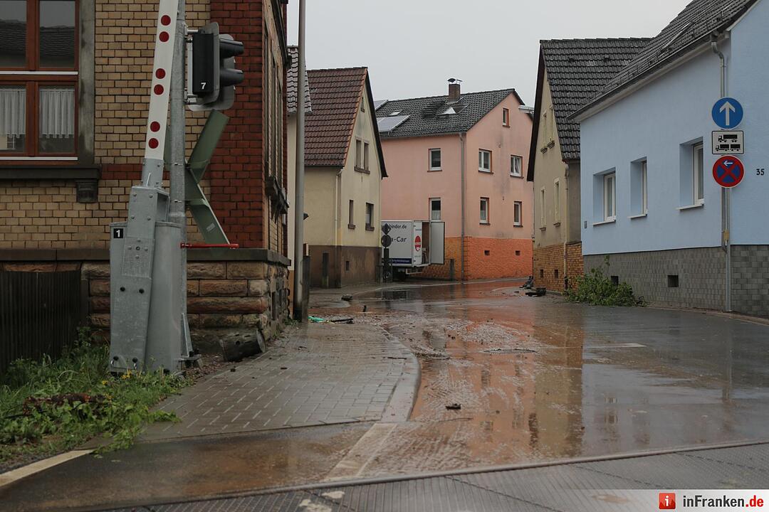 Unwetter über Unterfranken: Straßen überflutet, Keller unter Wasser - Feuerwehr versucht Wassermassen einzudämmen - Straßen teilweise komplett gesperrt