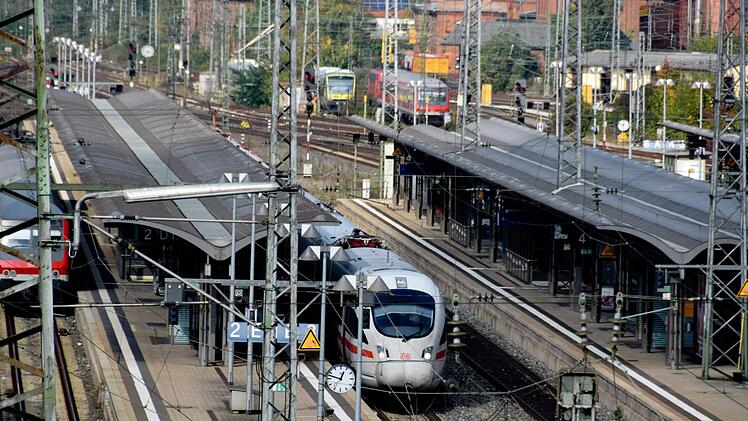 Sieben Ausbau-Varianten für die Bahntrasse durch Bamberg sind noch im Rennen. Die Entscheidung fällt Anfang des nächsten Jahres.  Ronald Riinkelf