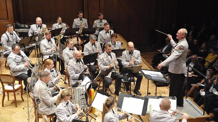 Das Heeresmusikkorps Veitshöchheim (früher HMK 12) unter der Leitung von Oberstleutnant Roland Kahle begeisterte durch seine Vielseitigkeit.Peter Klopf