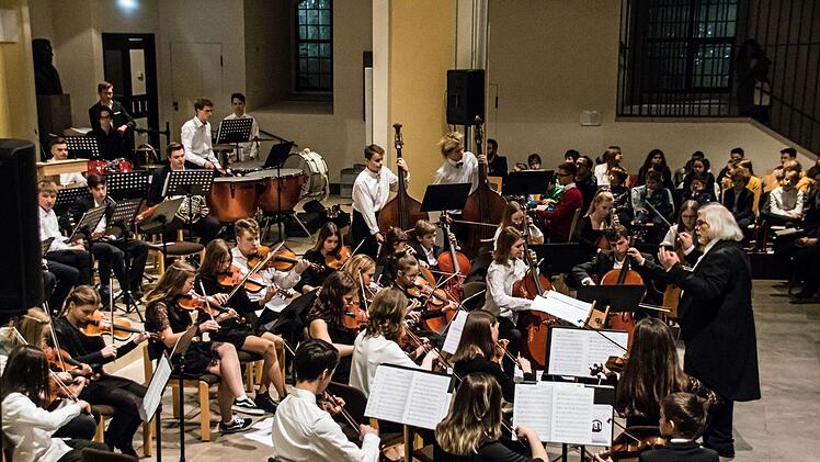 Zahlreiche Mitwirkende gestalteten die konzertante Weihnachtsfeier  des Casimirianums in St. Moriz - vom Vororchester bis zu den CaSingers und den CaSinfonikern unter der Leitung von Hans-Jürgen Hofmann.Foto: Jochen Berger